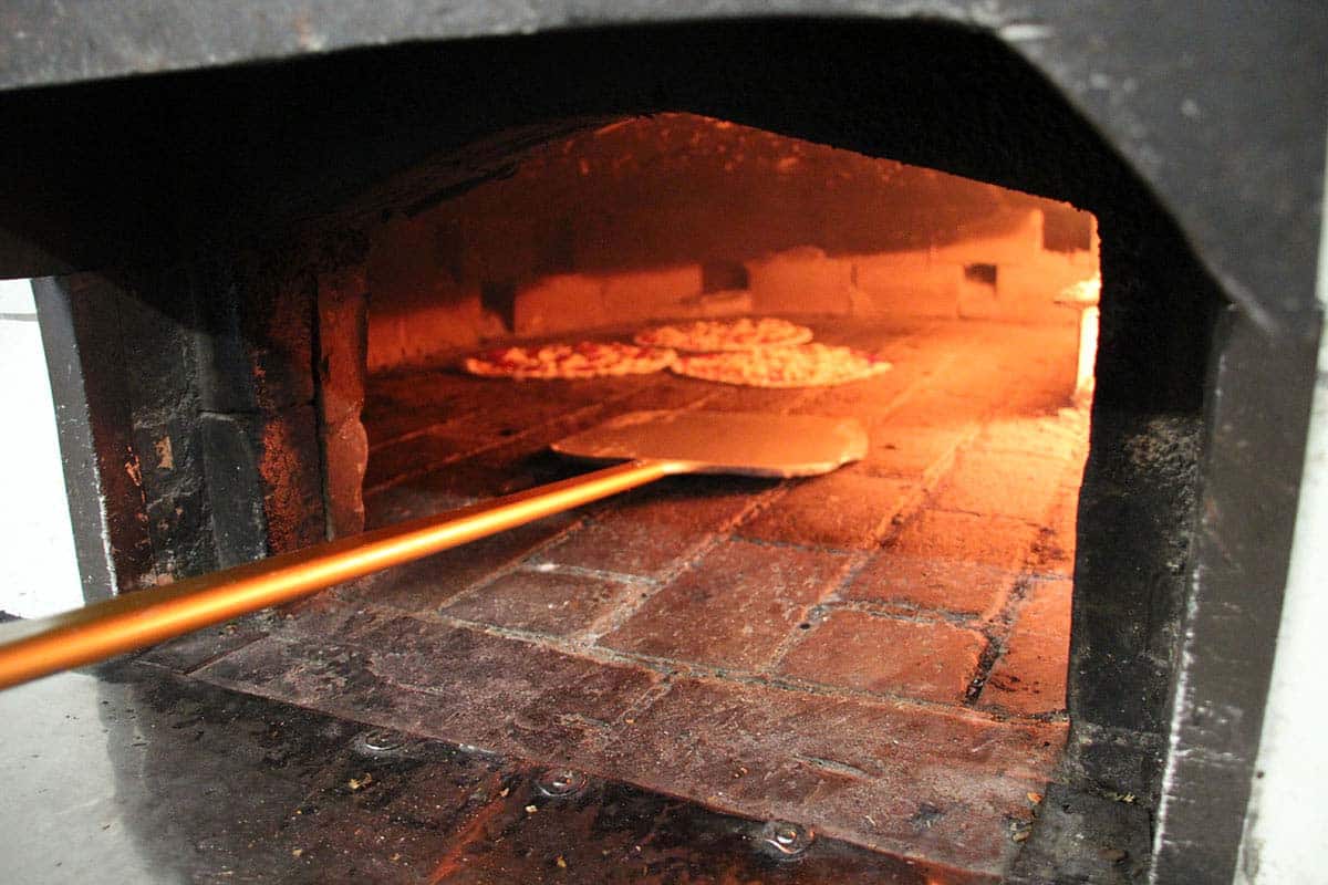 la-pizza-di-gubbio-forno-a-legna