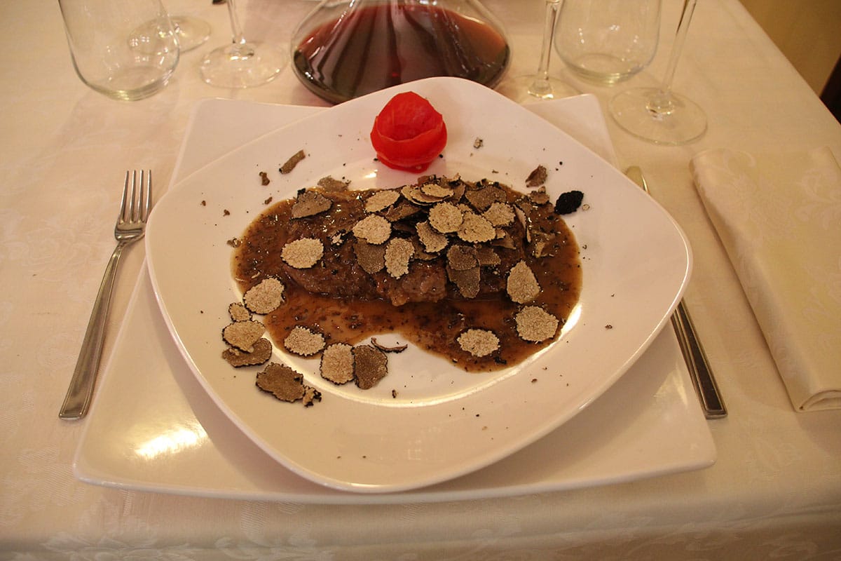 secondi-filetto-al-vino-di-mnarsala-e-tartufo-di-Gubbio